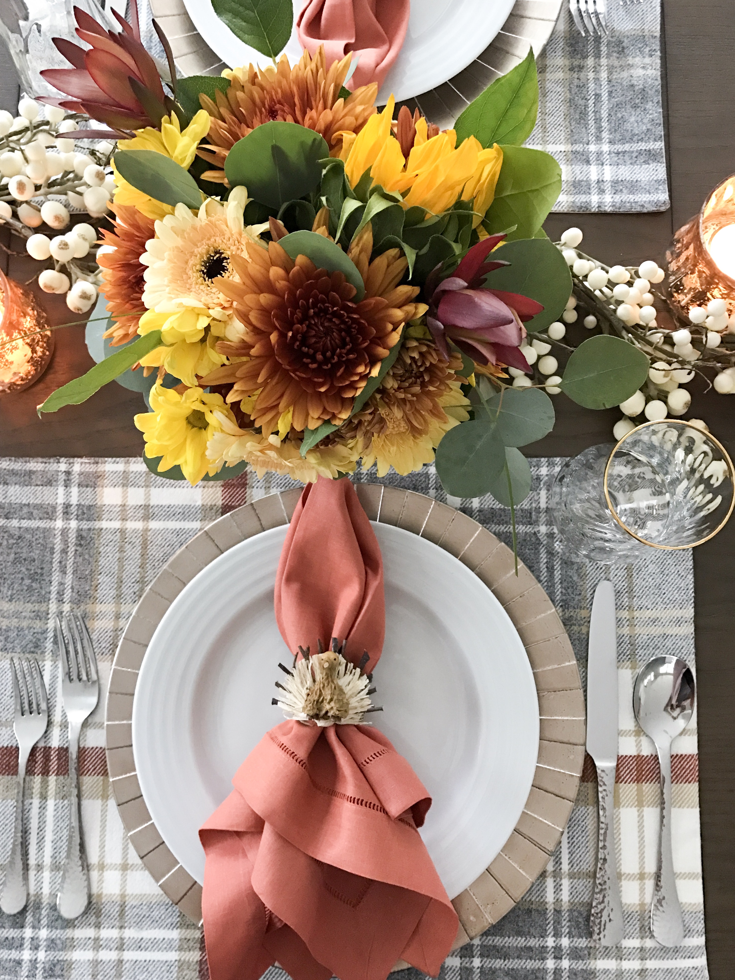 thanksgiving tablescape, holiday place setting, plaid placemats